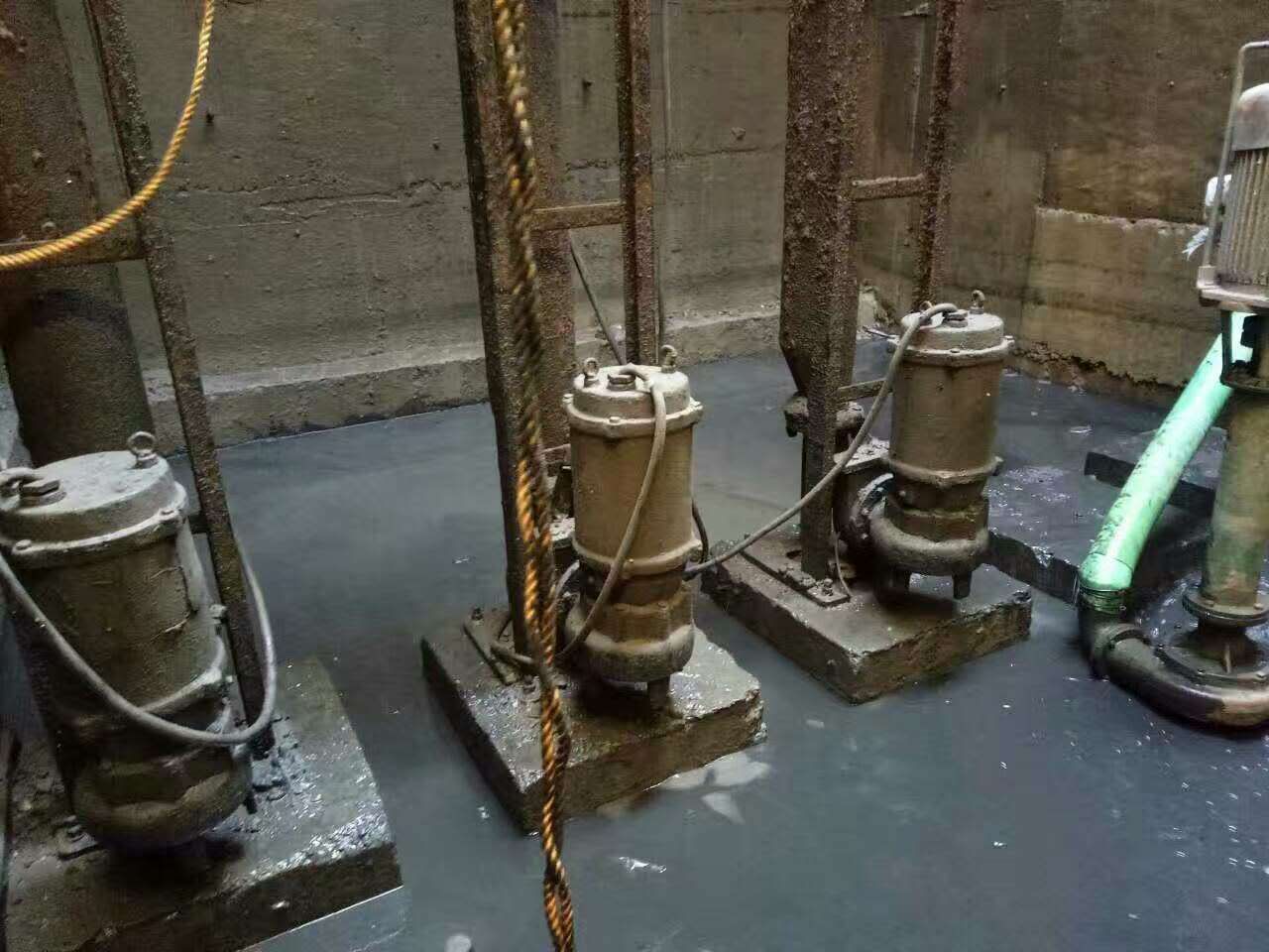 辛集污水池清理